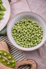 Frische Zuckerschoten zubereiten, Erbsen verarbeiten, Küche frisches Gemüse anrichten
