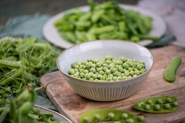 Frische Zuckerschoten zubereiten, Erbsen verarbeiten, Küche frisches Gemüse anrichten
