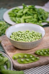 Frische Zuckerschoten zubereiten, Erbsen verarbeiten, Küche frisches Gemüse anrichten
