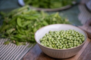 Frische Zuckerschoten zubereiten, Erbsen verarbeiten, Küche frisches Gemüse anrichten
