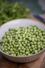 Frische Zuckerschoten zubereiten, Erbsen verarbeiten, Küche frisches Gemüse anrichten
