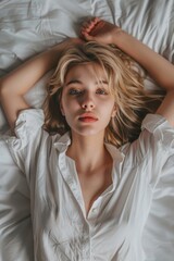 Naklejka premium A woman lying down on a bed with her hands behind her head, in a relaxed pose