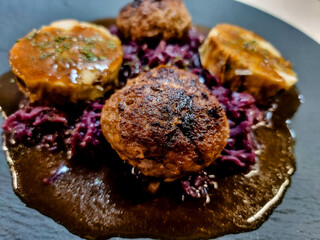 Gebratene Frikadellen mit Kartoffeln und Gewürzen