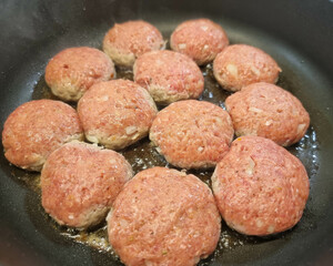 Gebratene Frikadellen mit Kartoffeln und Gewürzen