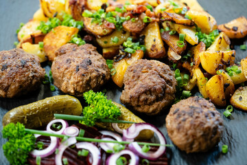 Gebratene Frikadellen mit Kartoffeln und Gewürzen