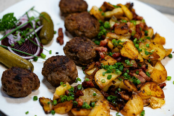 Gebratene Frikadellen mit Kartoffeln und Gewürzen