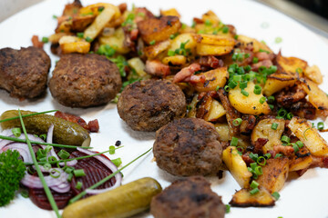 Gebratene Frikadellen mit Kartoffeln und Gewürzen