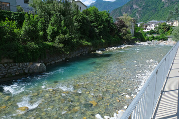 Il fiume Mera nel tratto che attraversa la cittadina di Chiavenna in provincia di Sondrio, Lombardia, Italia.