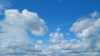 Obraz premium Summer fluffy rolling clouds, windy weather in daytime. Timelapse.