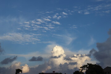 Obraz premium bomb explosion shaped clouds over bright blue skies during the day