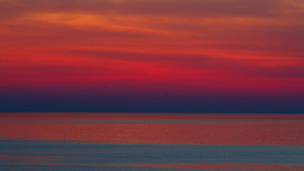 Obraz premium Beautiful Purple Or Pink And Violet Sunset Oversea. Beautiful Red Sunset Over Sea.