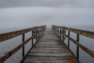 Obraz premium pier going into the lake in the fog early in the morning on Lake Teletskoye