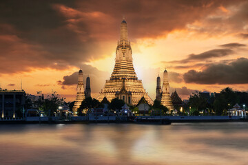 Fototapeta premium Wat Arun Temple at sunset in bangkok Thailand. Wat Arun is a Buddhist temple in Bangkok Yai district of Bangkok, Thailand