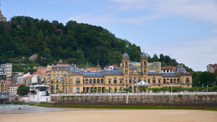 Obraz premium View of the San Sebastian town hall from La Concha beach