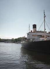 Naklejka premium View of a ship during day