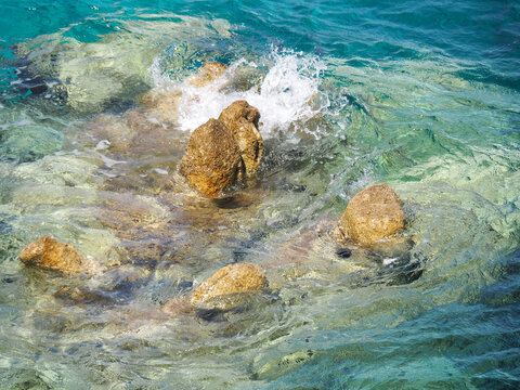 clear sea water spash
