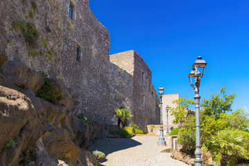 Vista de las robustas murallas del Castillo del Doria en Castelsardo, Cerdeña, Italia.  Las...