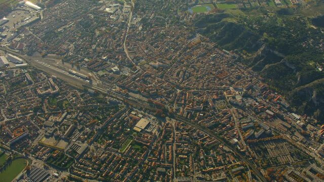 vue a&eacute;rienne de la ville de Cavaillon dans le sud de la France