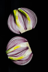 Naklejka premium Red onion cut in half.