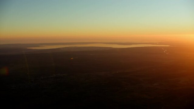 vue a&eacute;rienne du couch&eacute; de soleil sur l'&eacute;tang de Berre &agrave; proximit&eacute; de Marignane Marseille 
