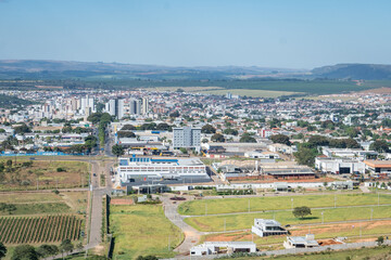 Cidade de Patrocinio, Minas Gerais, vista a distancia a partir do morro das antenas, Miradouro do Cristo Redentor. Patrocinio, Triangulo Mineiro - 23 de mail de 2024.