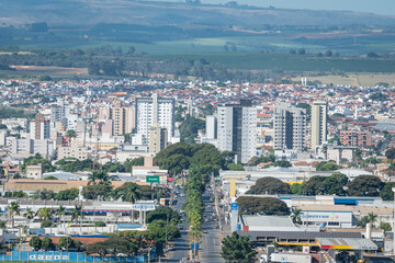 Cidade de Patrocinio, Minas Gerais, vista a distancia a partir do morro das antenas, Miradouro do Cristo Redentor. Patrocinio, Triangulo Mineiro - 23 de mail de 2024.