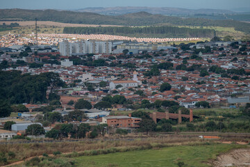 Cidade de Patrocinio, Minas Gerais, vista a distancia a partir do morro das antenas, Miradouro do Cristo Redentor. Patrocinio, Triangulo Mineiro - 23 de mail de 2024.