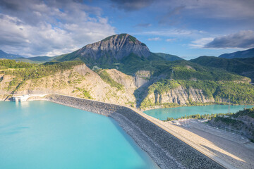 Barrage du lac de Serre-Ponçon dans les Hautes-Alpes en France