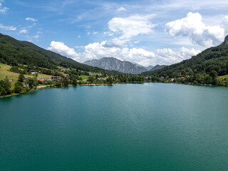 Salzkammergut, Österreich: Die Alpen ragen hinter dem Mondsee auf