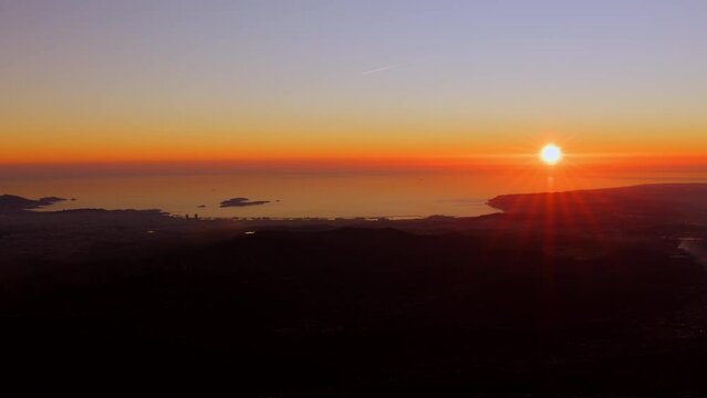 couch&eacute; de soleil sur la baie de Marseille avec la ville la mer et le soleil couchant