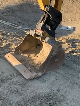 La Quinta, CA, USA
June 12, 2024
Cat excavator bucket