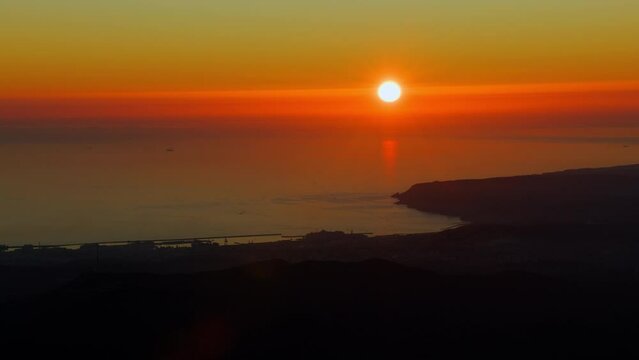 couch&eacute; de soleil sur la baie de Marseille avec la ville la mer et le soleil couchant