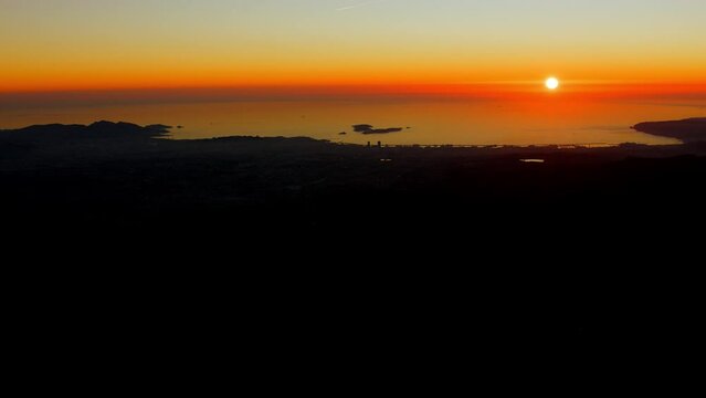 couch&eacute; de soleil sur la baie de Marseille avec la ville la mer et le soleil couchant