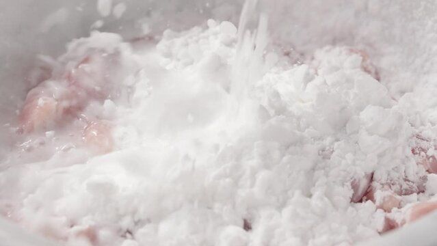 The process of marinating the Northeastern Chinese specialty, sweet and sour pork