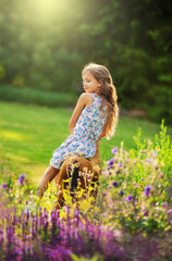 dziewczynka w ogrodzie © Monika