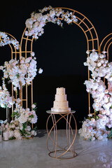 wedding cake at the wedding of the newlyweds