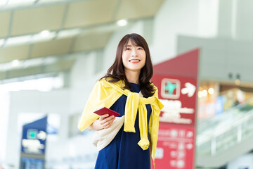 空港でパスポートを持つ旅行中の女性