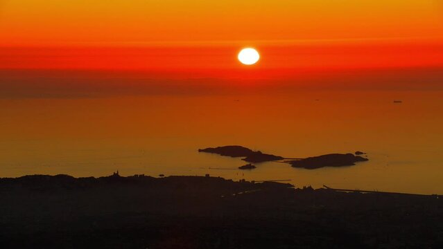 couch&eacute; de soleil sur la baie de Marseille avec la ville la mer et le soleil couchant