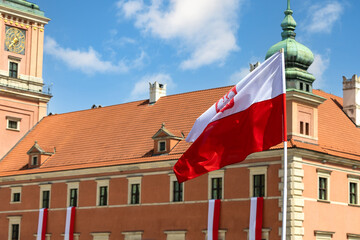 Flaga Polski na tle Zamku Królewskiego w Warszawie. © jarizPJ