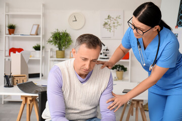Obraz premium Female doctor working with patient in clinic