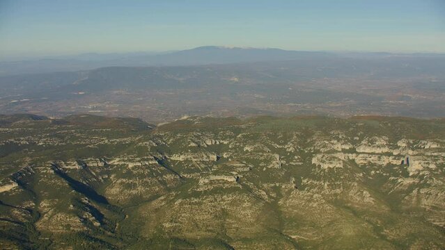 vue a&eacute;rienne du Mont Ventoux depuis le Lub&eacute;ron