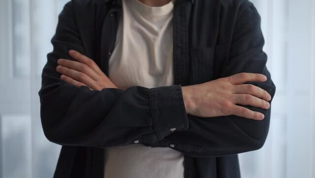 the man folded his arms.
The insecure man crossed his arms over his chest.
Sign language