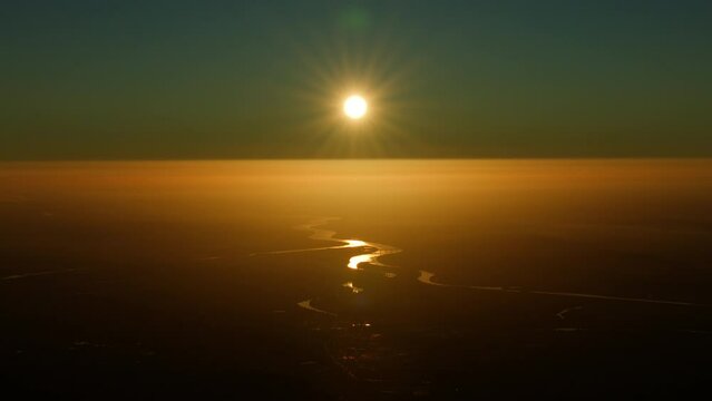 soleil couchant avec le fleuve du Rh&ocirc;ne en contre jours