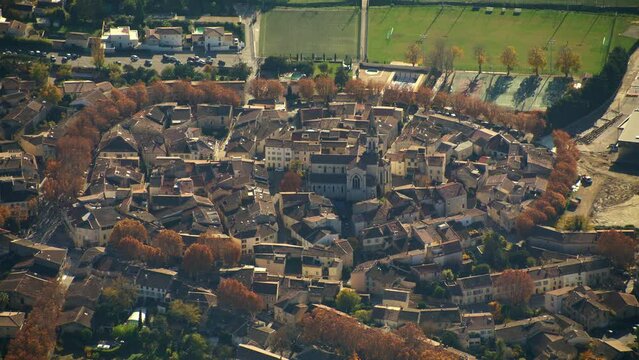 vue a&eacute;rienne du village de Saint Cannat en Provence