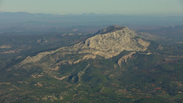 vue a&eacute;rienne de la Sainte Victoire &agrave; Aix en Provence, magnifique lumi&egrave;re peinte par le peintre C&eacute;zanne
