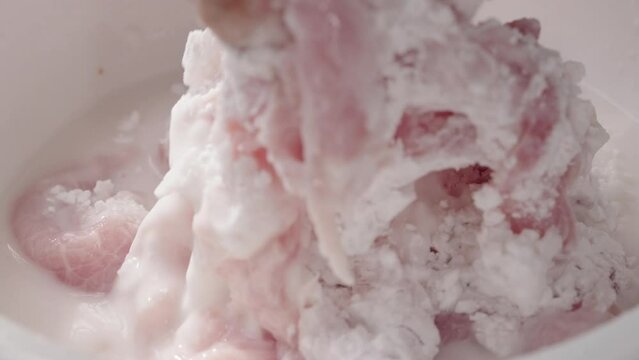 The process of marinating the Northeastern Chinese specialty, sweet and sour pork