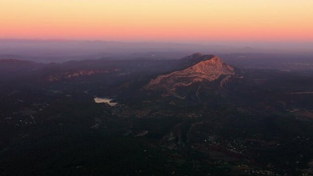 vue a&eacute;rienne de la Sainte Victoire &agrave; Aix en Provence, magnifique lumi&egrave;re peinte par le peintre C&eacute;zanne