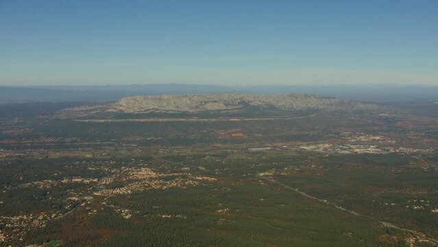 vue a&eacute;rienne de la Sainte Victoire &agrave; Aix en Provence, magnifique lumi&egrave;re peinte par le peintre C&eacute;zanne