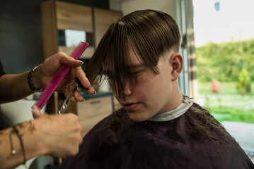 strzyżenie nożyczkami włos&oacute;w dla zmiany wizerunku fryzury