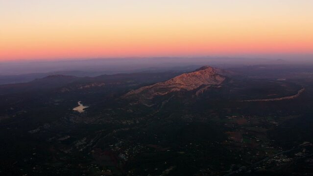vue a&eacute;rienne de la Sainte Victoire &agrave; Aix en Provence, magnifique lumi&egrave;re peinte par le peintre C&eacute;zanne